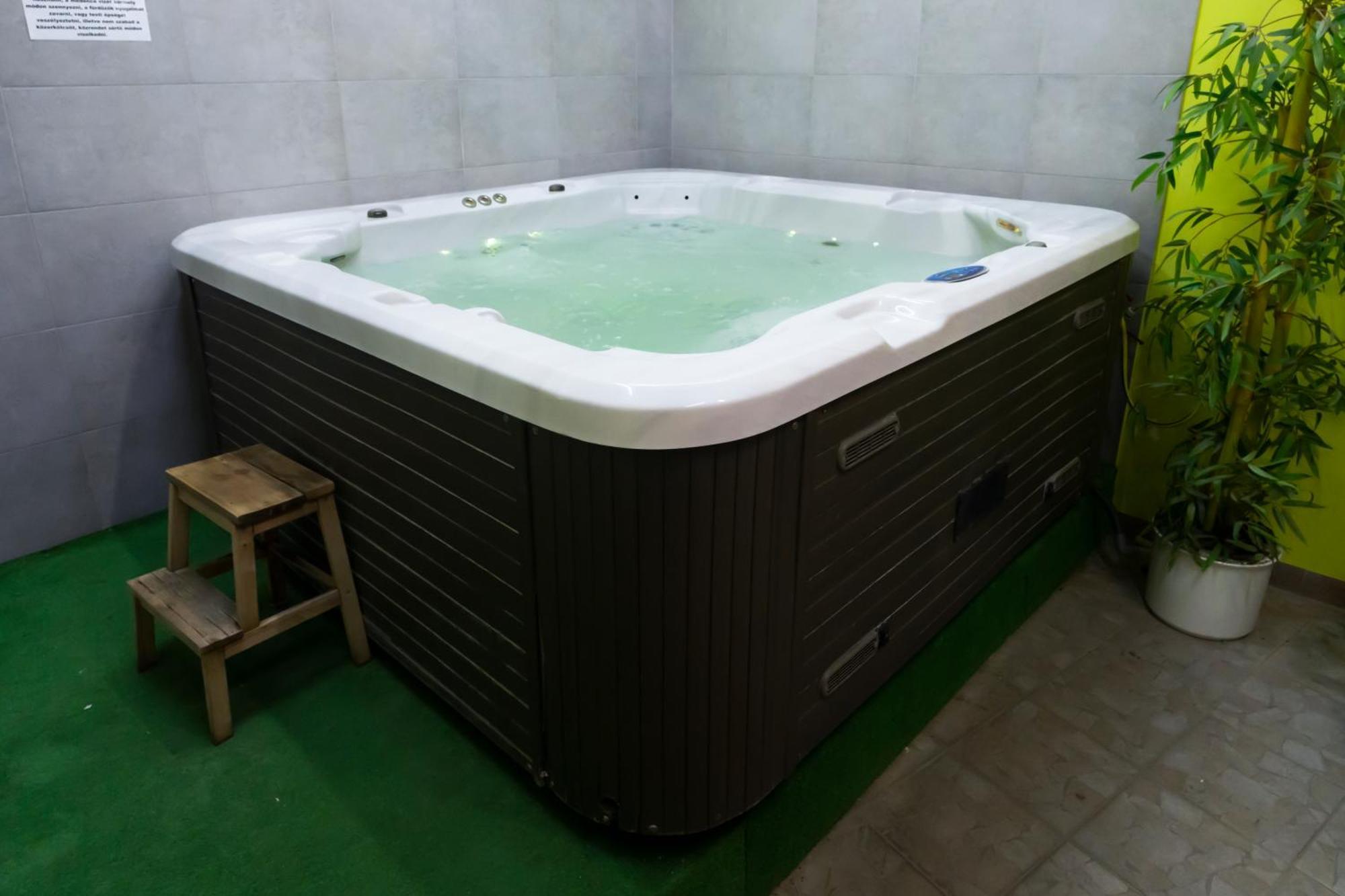 卡罗纳酒店 Nyíregyháza 外观 照片