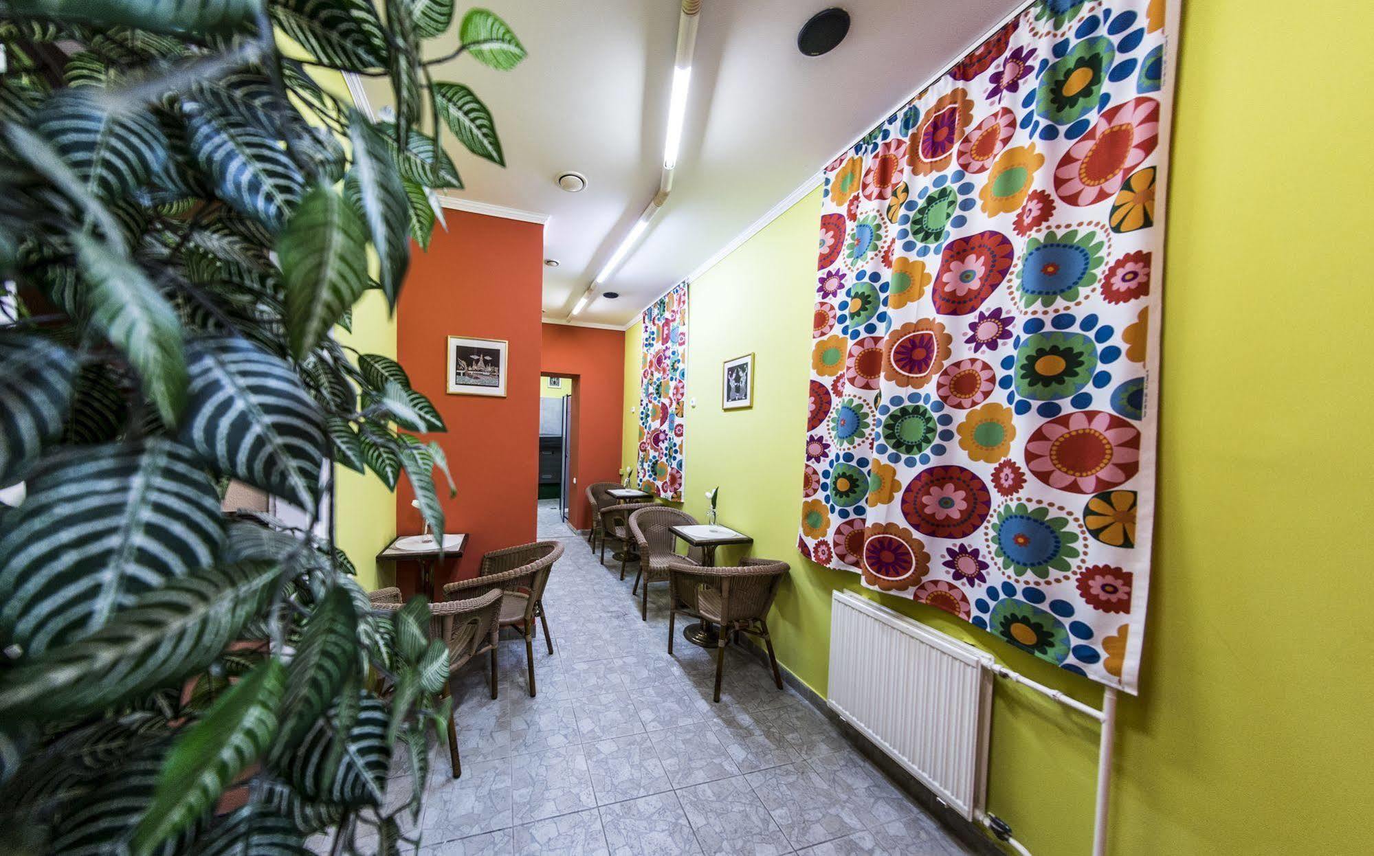 卡罗纳酒店 Nyíregyháza 外观 照片