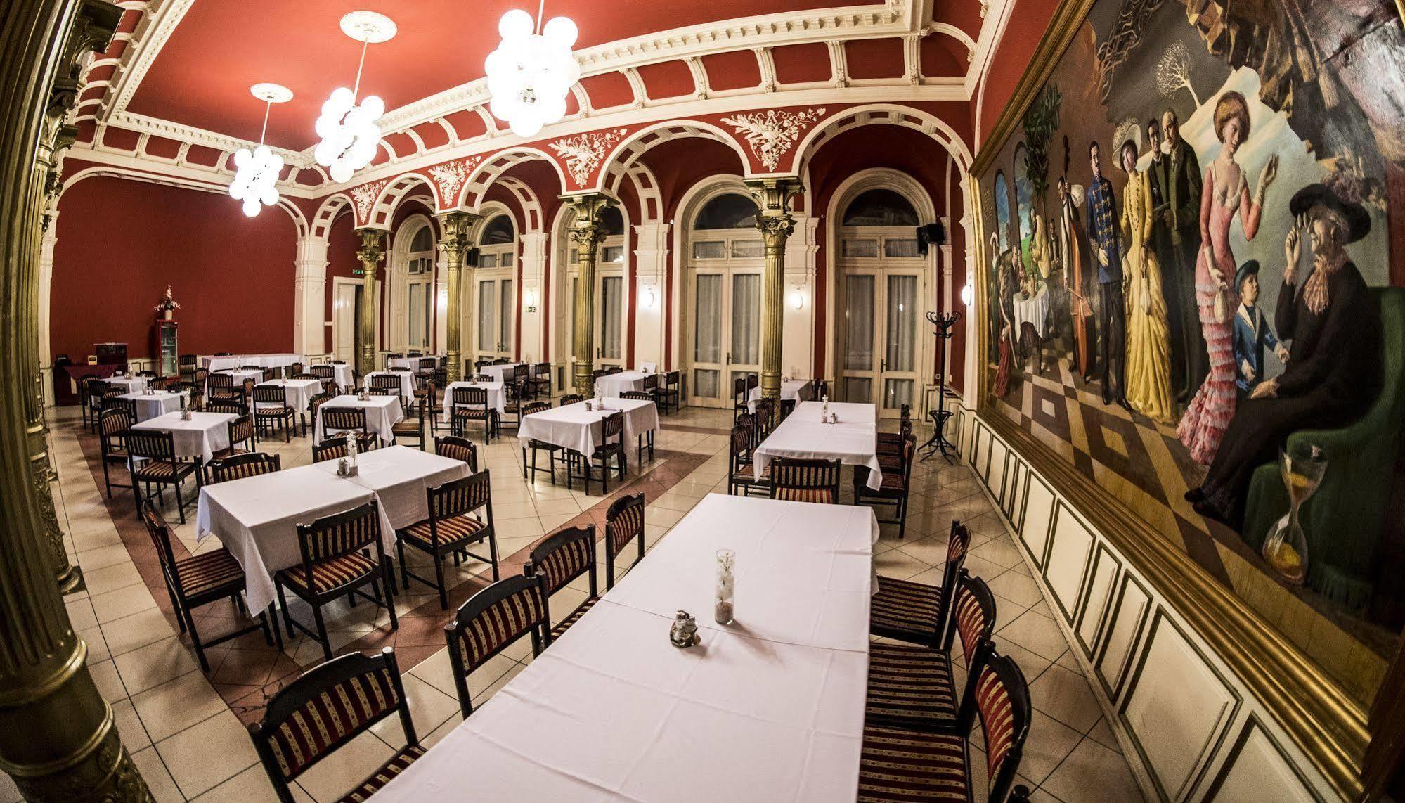 卡罗纳酒店 Nyíregyháza 外观 照片