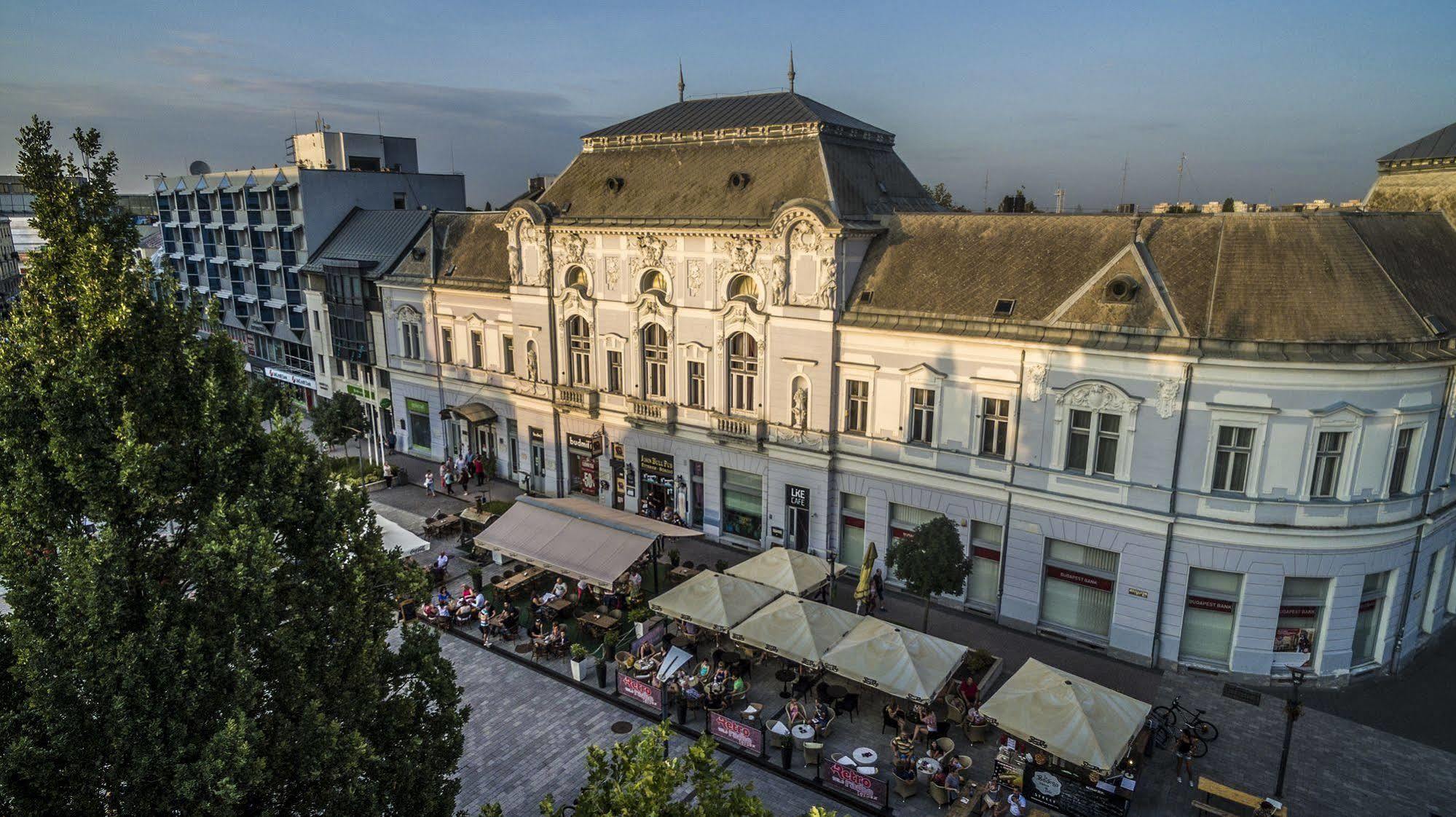 卡罗纳酒店 Nyíregyháza 外观 照片